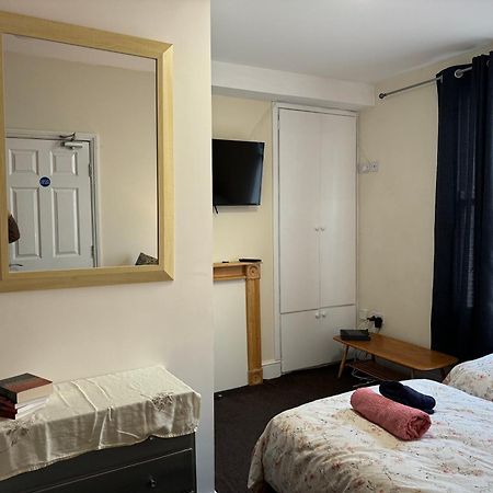 Comfortable Home, Town Centre, Free Parking,Multiple Rooms チェルトナム エクステリア 写真