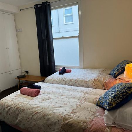 Comfortable Home, Town Centre, Free Parking,Multiple Rooms チェルトナム エクステリア 写真