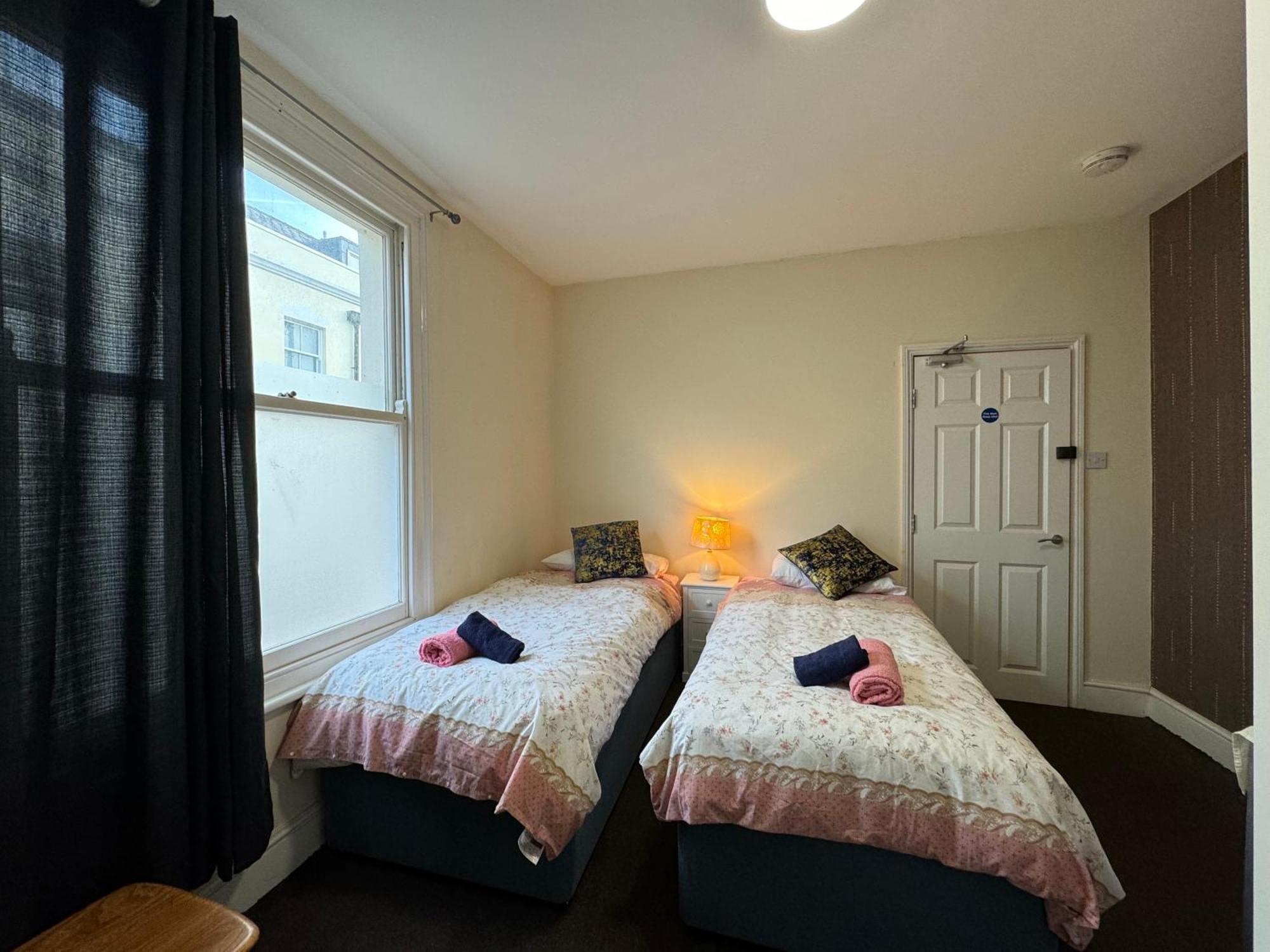 Comfortable Home, Town Centre, Free Parking,Multiple Rooms チェルトナム エクステリア 写真