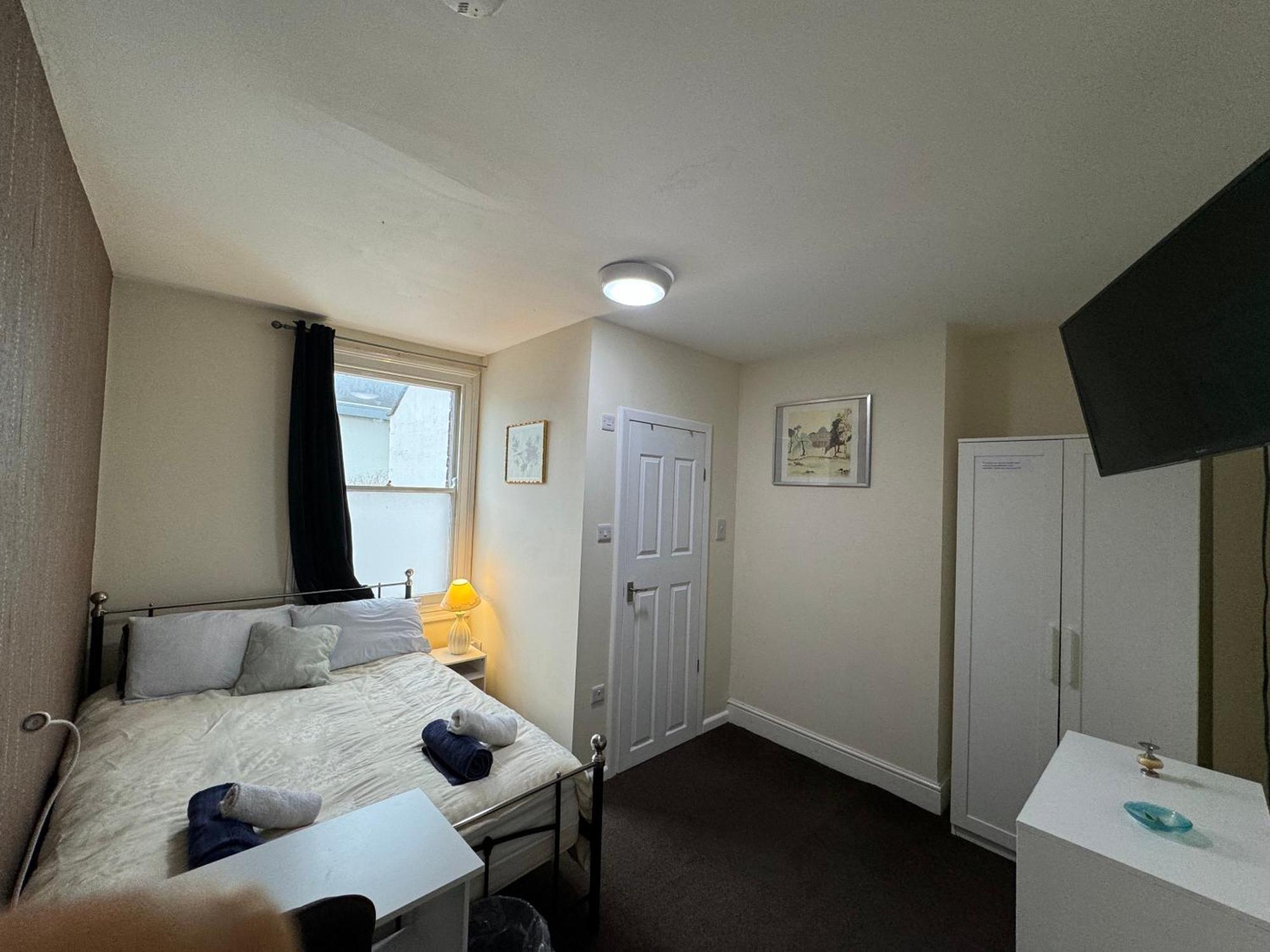 Comfortable Home, Town Centre, Free Parking,Multiple Rooms チェルトナム エクステリア 写真